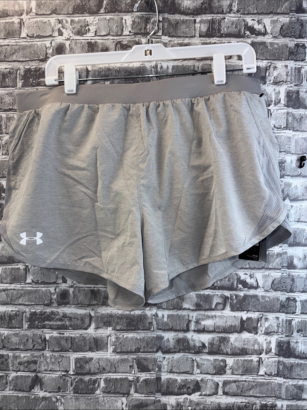 NWT‎ Under Armour Women’s Light Gray Athletic Shorts